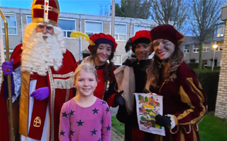 Sinterklaas bezoekt winnaars kleurwedstrijd